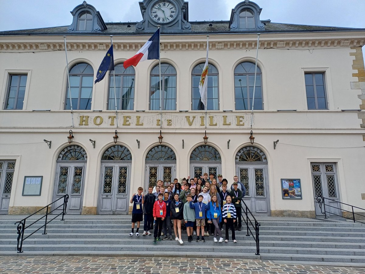 MonsieurFarrell's tweet photo. One last morning of sightseeing in the picturesque Honfleur 🇫🇷 made even more picturesque by the addition of 2 last group photos! #PHSFrenchtrip25 Next stop - Calais https://t.co/FWv72faMlb