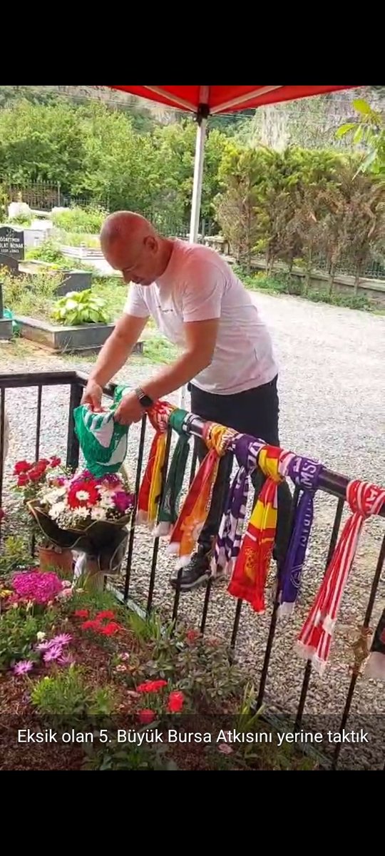 Eksik olan büyük <a href="/BursasporSk/">Bursaspor</a> atkısını asıp eksiği tamamlayan oğuz abiye teşekkür ediyorum ❤️💙💚🤍👏👏