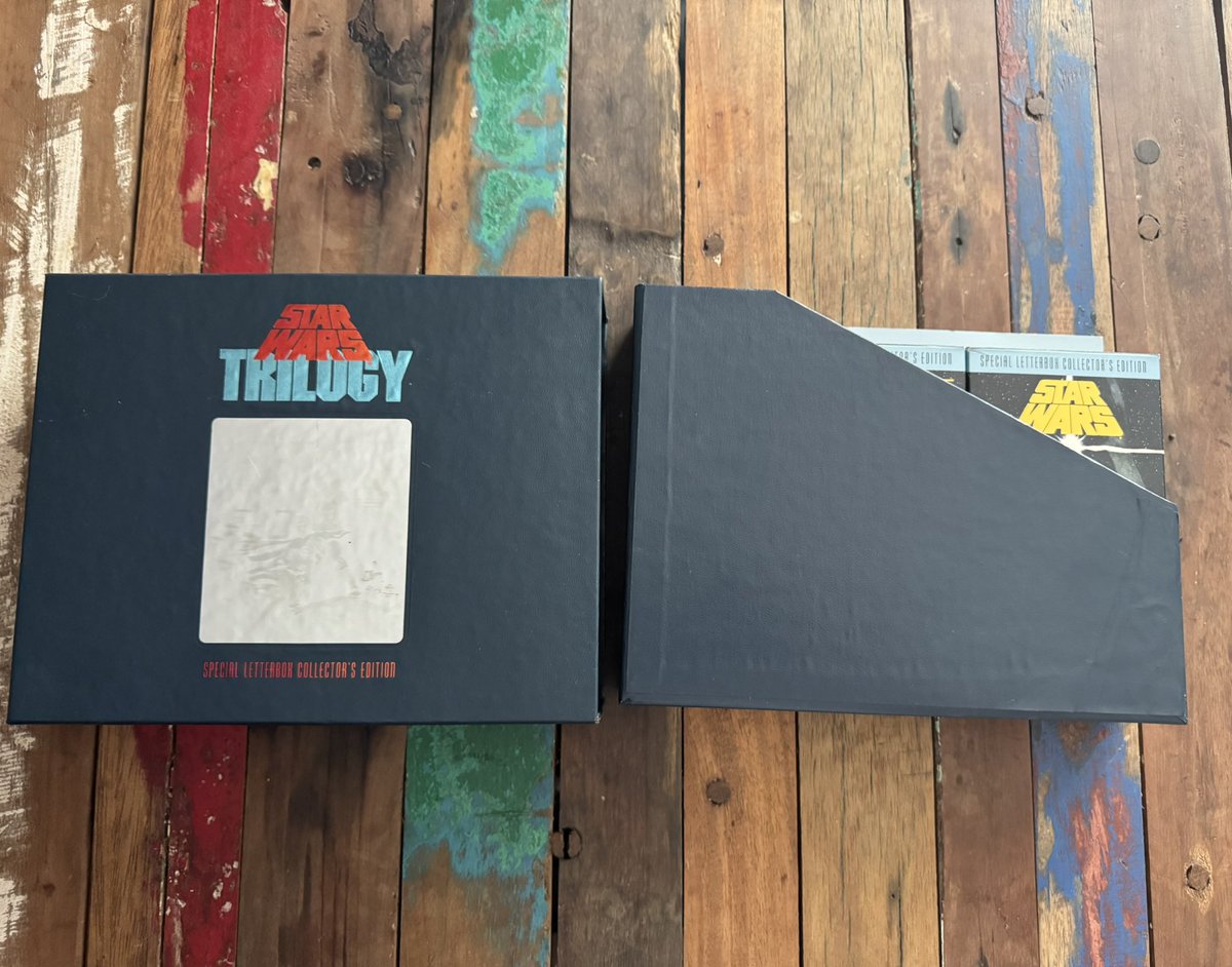 Star Wars home video saga
Chaque jour une édition random de la saga
J12
Star Wars  Trilogy 1992 USA VHS
Special letterbox collector’s edition 
#starwars
#physicalmedia
#homevideo
#vhs