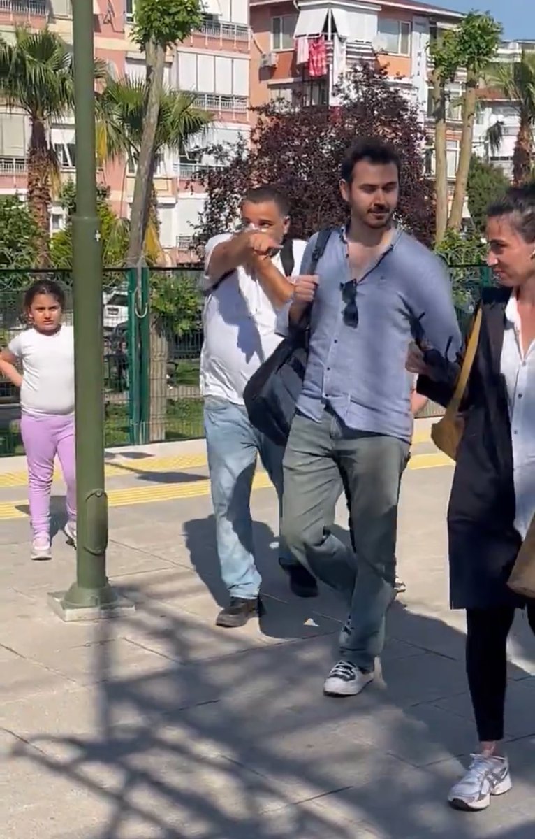 Bu fotoğraf beni hem bir hukukçu olarak hem de bir baba olarak çok rahatsız etti. 
Bir babanın iki çocuğunun yanında darp edilmesi ve çocukların çaresizce korku ve panik içinde babalarının bacaklarına sarılmasını izledik.
Olaya ait videoyu defalarca izledim yumruk atan şüphelinin