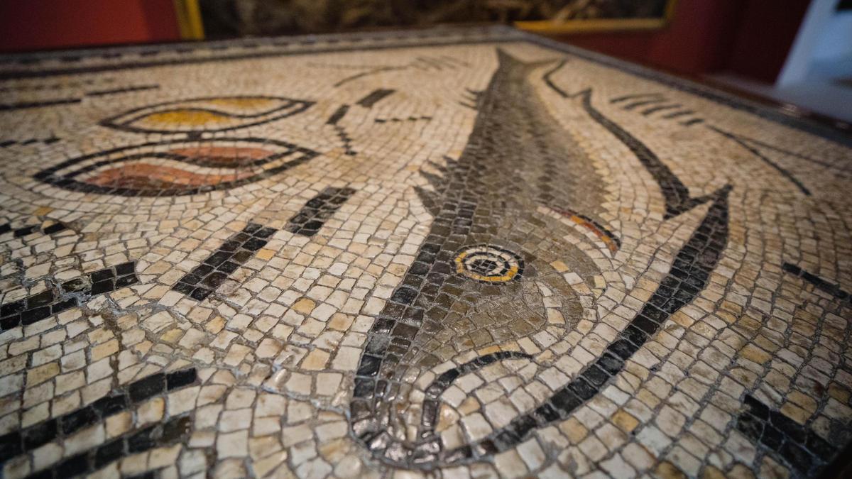 Durante más de mil años, un tesoro romano durmió bajo tierra en la costa gallega. Cuando por fin lo encontraron, desapareció de nuevo y acabó expuesto en una galería de Manhattan.

Pero Galicia no olvidó. Esta es la historia del mosaico de Panxón.

Tira del hilo 🧵👇🏽👇🏽👇🏽