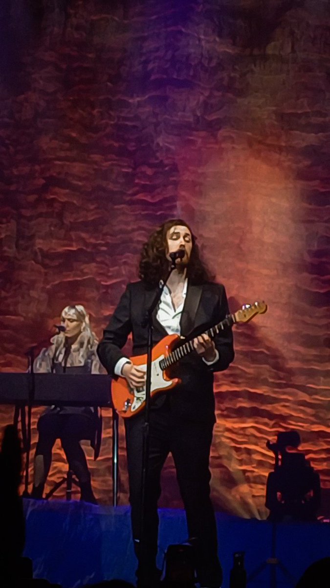 marveload's tweet image. pictures of Hozier you haven&apos;t seen bc i took them

not the best quality, my phone didn&apos;t help much, lol
