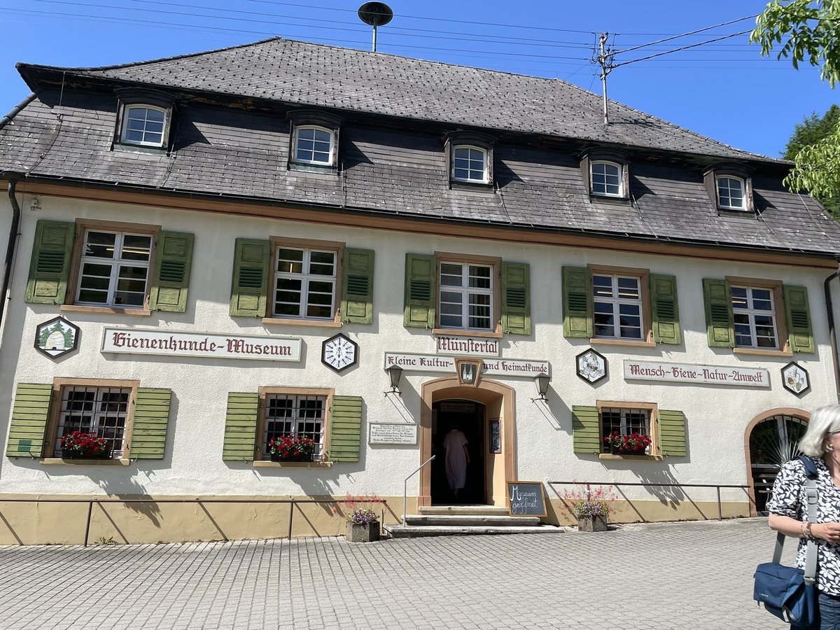 drfouquesweiss's tweet photo. Sortie UFE Bade-Sud : déjeuner au „ Bure Huse“ à Münstertal en Forêt-Noire puis visite du musée de l abeille, le plus grand d‘ Europe avec une description de la collecte du miel depuis l antiquité et de l évolution des ustensiles pour le récupérer et le conserver . https://t.co/9J1e1FYy0N
