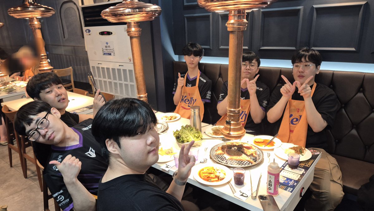 VEC 회식합니다 🍴

시즌 마무리 기념 맛있는 고기 먹고 힘내겠습니다!
다들 맛있는 저녁 드세요 😋

#VECWIN #PLAY200