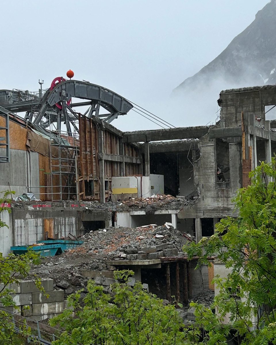 Demolishing of the last part of the Schilthornbahn #Mürren station.

#schilthorn #cablecarstation #murren #jungfrauregion #Switzerland #swissalps #SnowHour