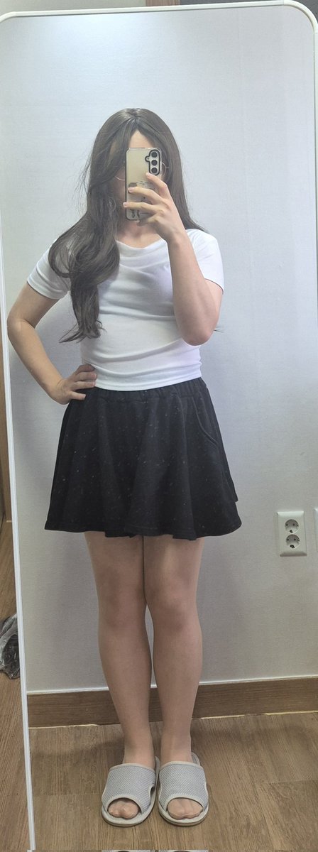 새로받은 치마바지!!!!! 아니.... 살이 왜 안빠지는거야!!!
(당연히 안빠지지..... 회식이 겁나게 많은딩 ㅠㅠㅠㅠ)

근데 너무너무 편하다 ㅠㅠㅠㅠ