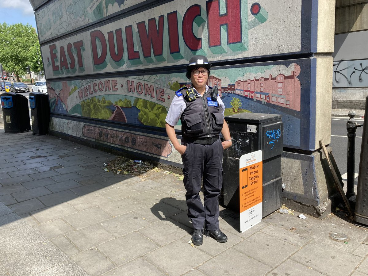 It was great to see <a href="/MPSGooseGreen/">Goose Green Police</a> doing mobile phone marking outside East Dulwich Station this morning!