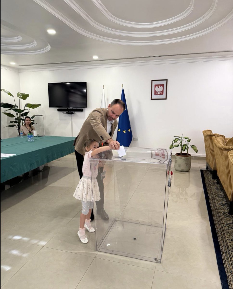 🗳️ Druga tura wyborów prezydenckich trwa!

🇵🇱 Polacy na całym świecie ponownie ruszyli do urn, by zdecydować o przyszłości kraju 🌍 ⤵️
