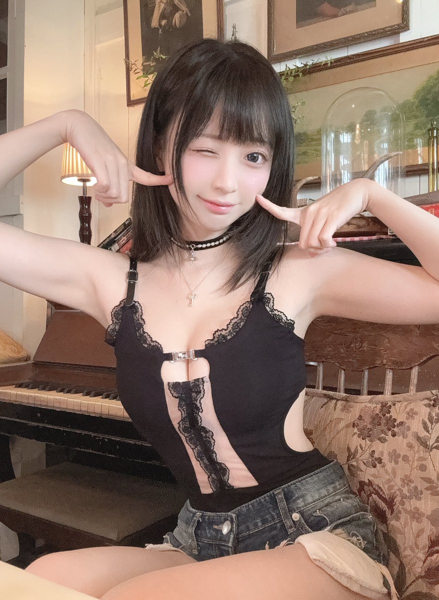 @chanbaekkailu1 めちゃくちゃ似合っててかわいい！！
ジューンブライドの時期だし、ドレスのような衣装が素敵！
ふわふわでかわいい感じとセクシーな感じがyamiちゃんのマッチしてる！ https://t.co/aLf9XKSukL