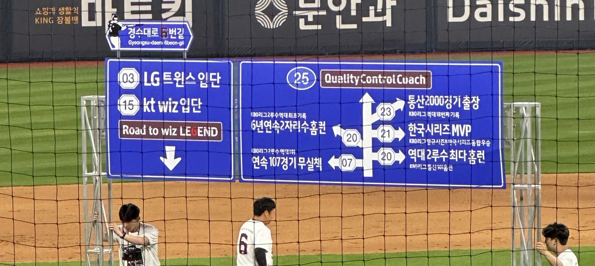 teamktwiz's tweet photo. KBO리그 2루수 역대 1위 연속 107경기 무실책
역대 2루수 최다 홈런
KBO리그 2루수 역대 최초 6년 연속 2자리수 홈런
한국시리즈 MVP
KBO리그 역대 18번째 통산 2000 경기 출장
박경수가 걸어온 길 ….. …. 。 https://t.co/PfNLz7lUE1