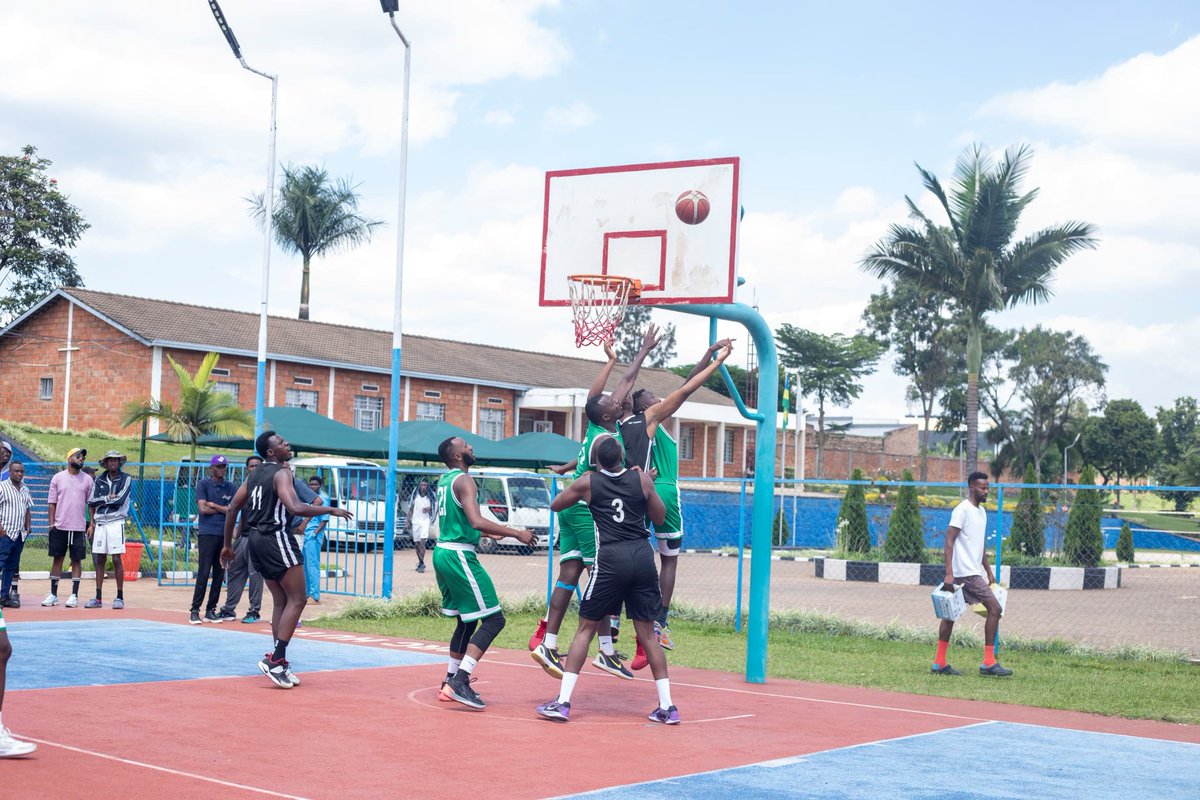 Kamonyi District (@kamonyi) on Twitter photo Huye: Hari kubera amarushanwa yo ku rwego rw'Igihugu "Umurenge Kagame Cup". Ikipe ya Basketball y'Akarere #Kamonyi iri gukina n'ikipe ya <a href="/MusanzeDistrict/">Musanze District</a>. Umuyobozi w’Akarere Dr NAHAYO Sylvere yitabiriye aya marushanwa hamwe n'abayobozi b'Imirenge afite amakipe yaserukiye Akarere Huye: Hari kubera amarushanwa yo ku rwego rw'Igihugu "Umurenge Kagame Cup". Ikipe ya Basketball y'Akarere #Kamonyi iri gukina n'ikipe ya <a href="/MusanzeDistrict/">Musanze District</a>. Umuyobozi w’Akarere Dr NAHAYO Sylvere yitabiriye aya marushanwa hamwe n'abayobozi b'Imirenge afite amakipe yaserukiye Akarere