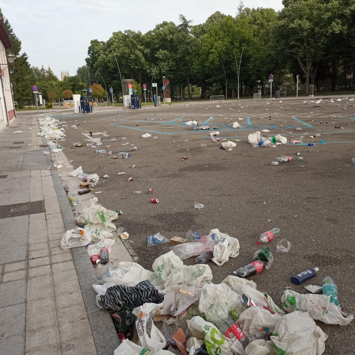 🌕 La celebración de la Noche Blanca dejó algunos puntos de la ciudad con acumulación de residuos que han sido retirados a primera hora de la mañana por los servicios municipales de limpieza

En las imágenes, el antes y después de la plaza de Santa Teresa