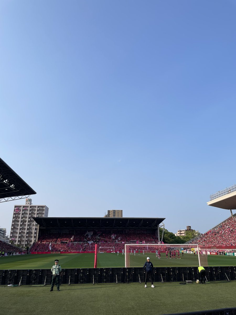 ゴール裏に屋根があることで生まれる反響。規模的には違うけど、新スタジアムの検討が進みますように。
#spulse