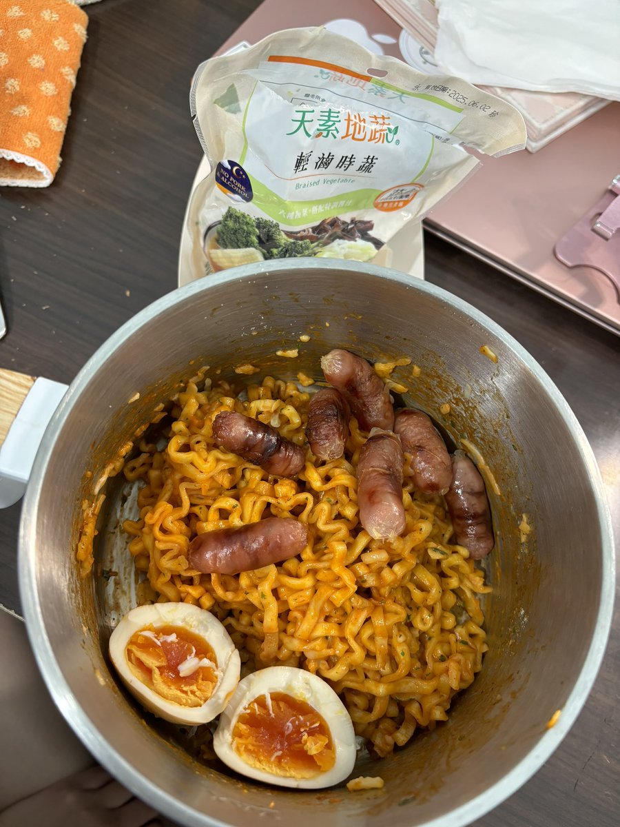 canan2024c's tweet photo. 我知道大家都想約會啦
但我下班只想在家當快樂廢宅🥹 https://t.co/r7KyVwwd48