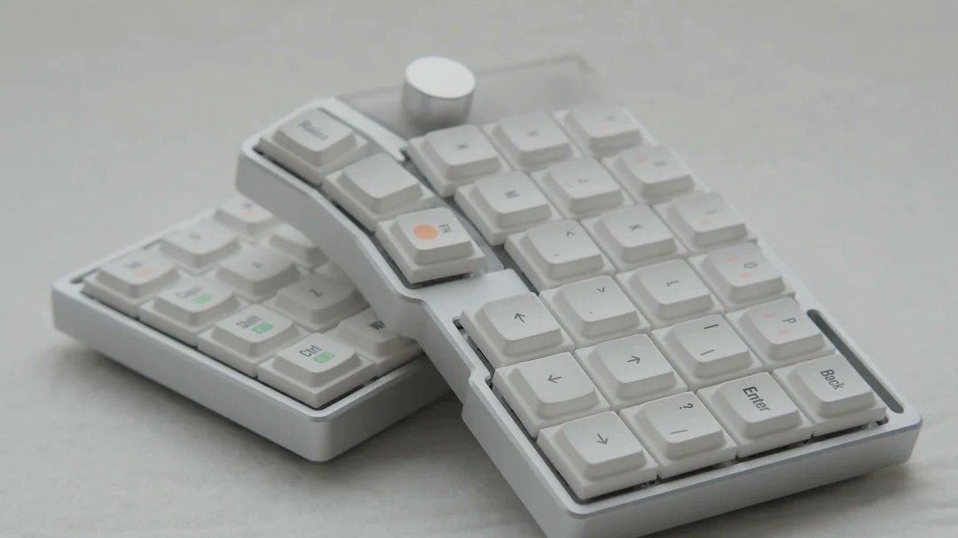 Keyboard: Cornix Switch: Kailh choc v2 white rain Keycap: LAK