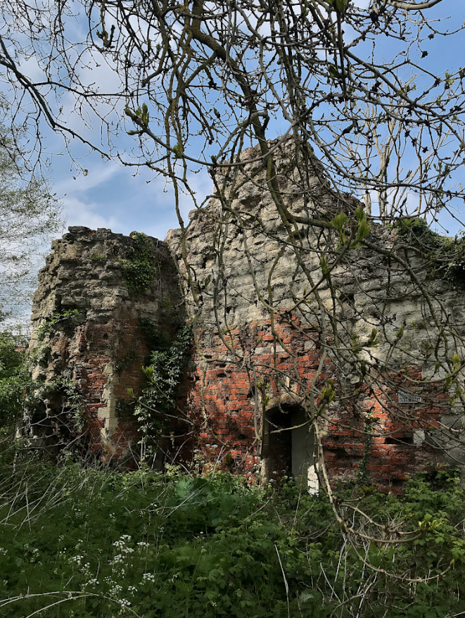 HooklandGuide's tweet photo. We come to ruins with ghost expectations. We know that if the stones and bricks do not leak spirits on our visit, they will at least always leak stories. For ghostlore is a condition of both place and our cave-old need for narrative. – Dr. M. Benn, 1982 #Ghostlore https://t.co/M1vjf1ysaR