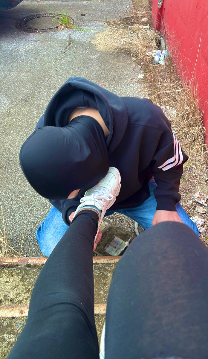 Ich bin deine Herrin – du wirst kriechen.
Ich dulde keinen Widerspruch, keine Ausflüchte.
Du wirst dich vor mir niederwerfen, du wirst meine Befehle erfüllen, ohne zu zögern.
Dein Platz ist zu meinen Füßen, dein Wille existiert nur, um meinen zu erfüllen. Bist du der nächste ?😈