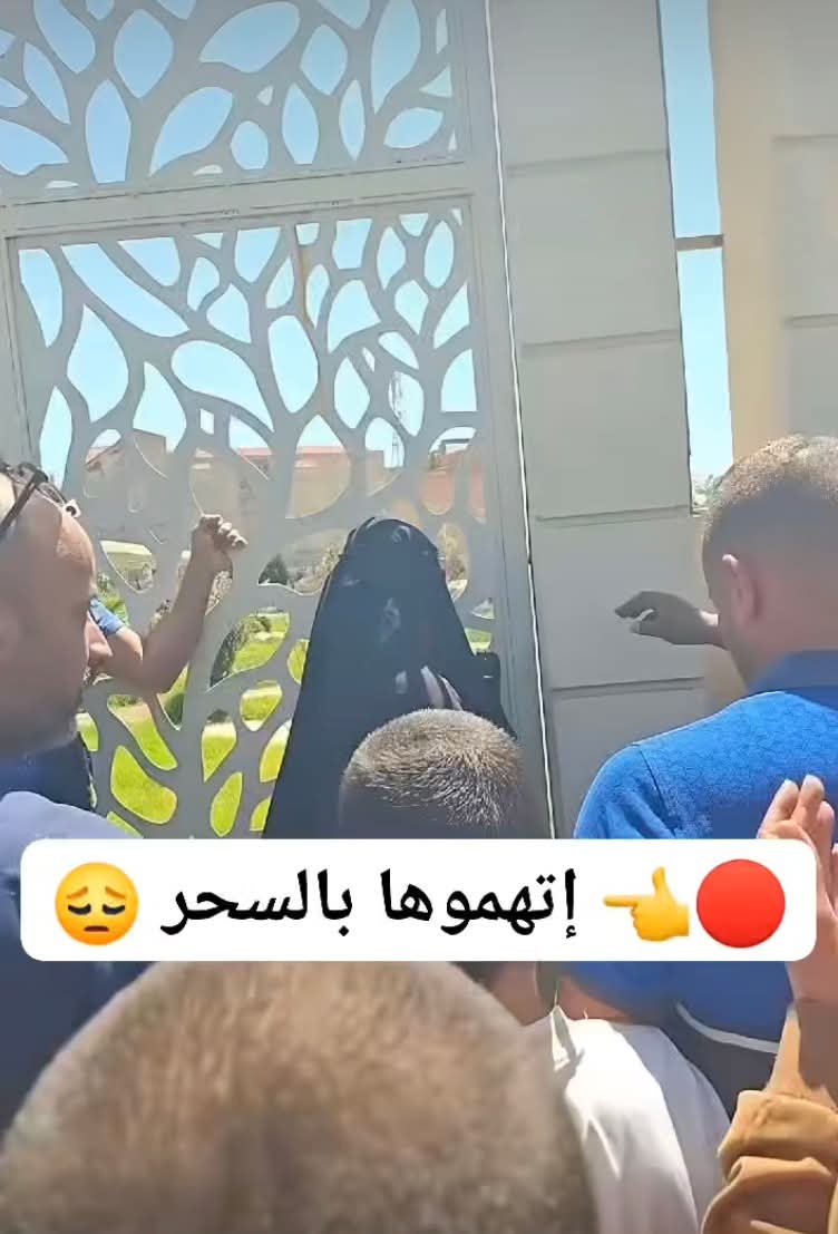scorpionthedes1's tweet photo. في العلمة، سيدة منقبة تقرأ القرآن وتترجم معانيه للفرنسية أمام المدرسة
مشهد روحاني بسيط تحوّل إلى هستيريا جماعية: اتهموها بالسحر، صرخوا، صوروها، وأهانوها أمام ابنتها… دون سؤال، دون فهم، فقط جهل يلبس قناع الغيرة على الدين
اكمل القراءة👇👇

#سيدة_العلمة
#الجهل_عدو
#الوعي_قوة https://t.co/dblE1hRyWp