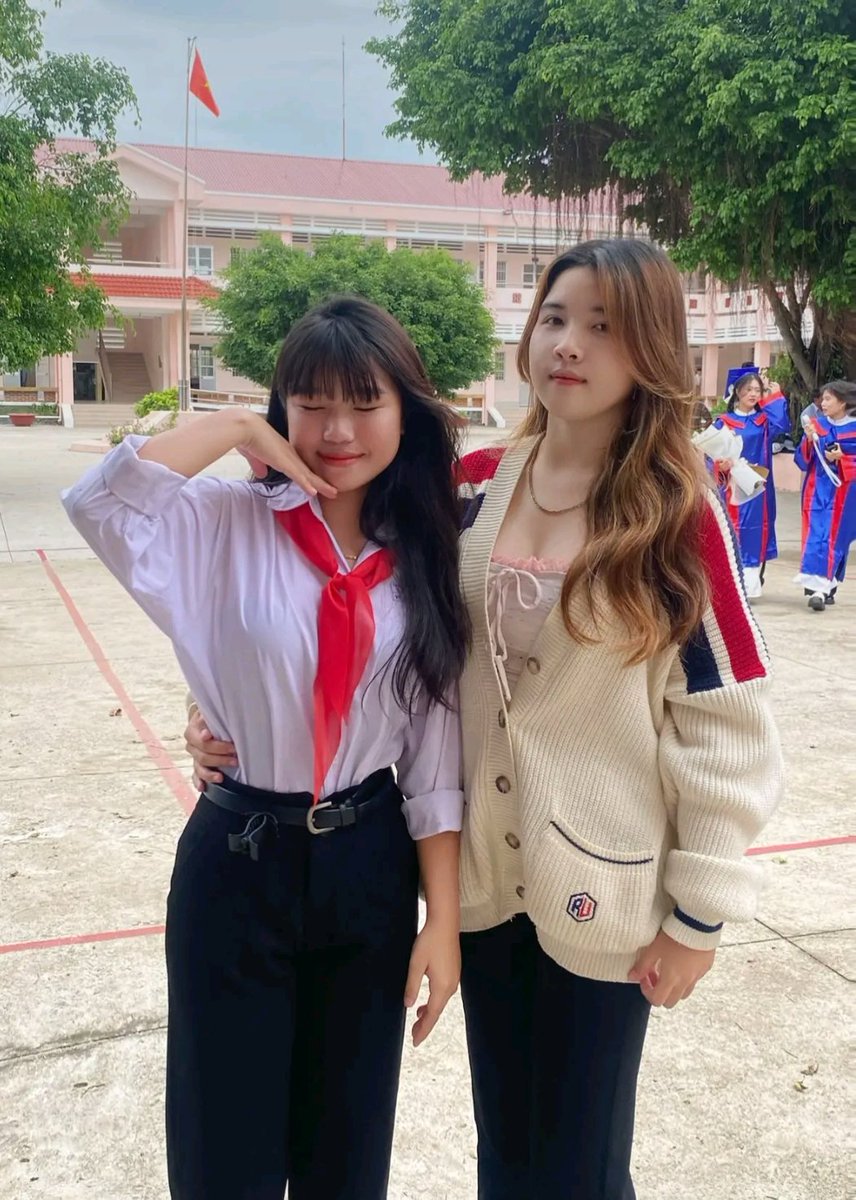 Handangyeu_2's tweet photo. Các anh sẽ chọn ai chị hay em 😆 https://t.co/HwwGI3OySP