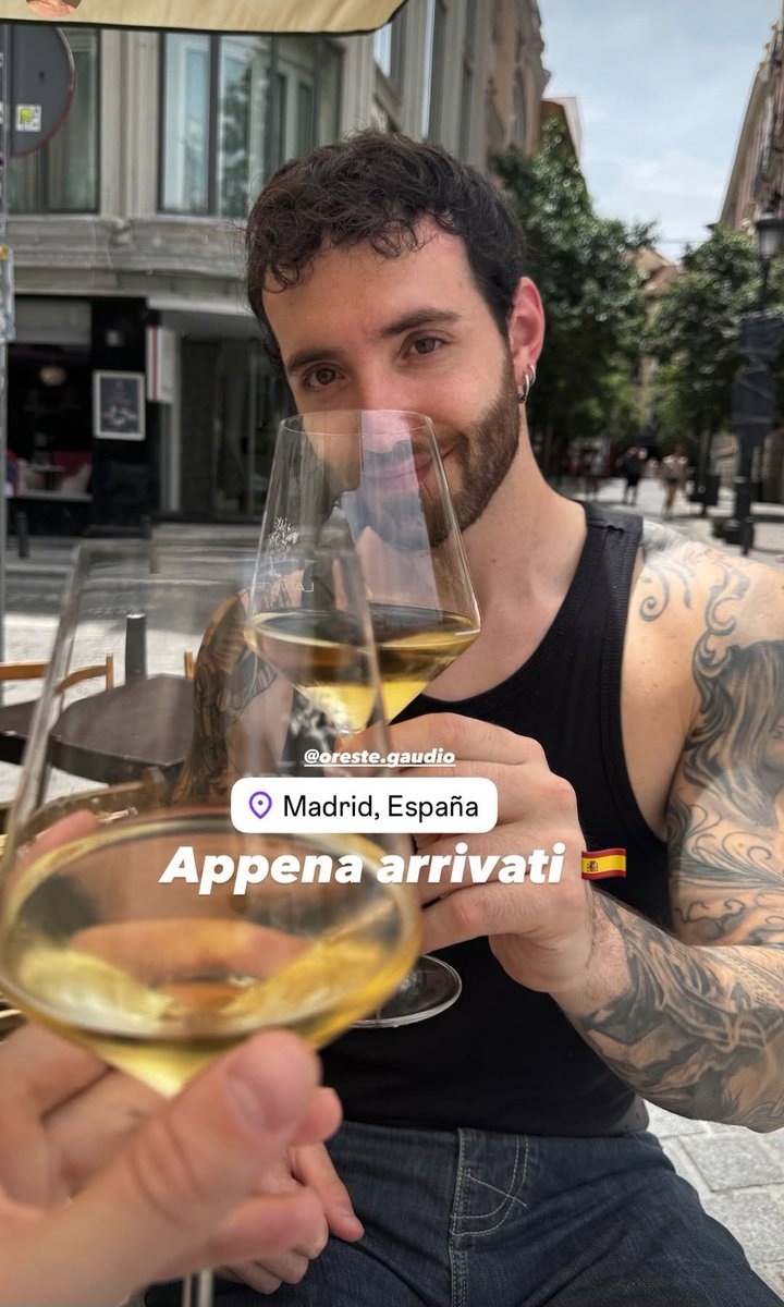 marcellamde's tweet photo. Cin cin ✨️ e vacanza sia ✨️ #tommasostanzani https://t.co/WxpNX37dLU