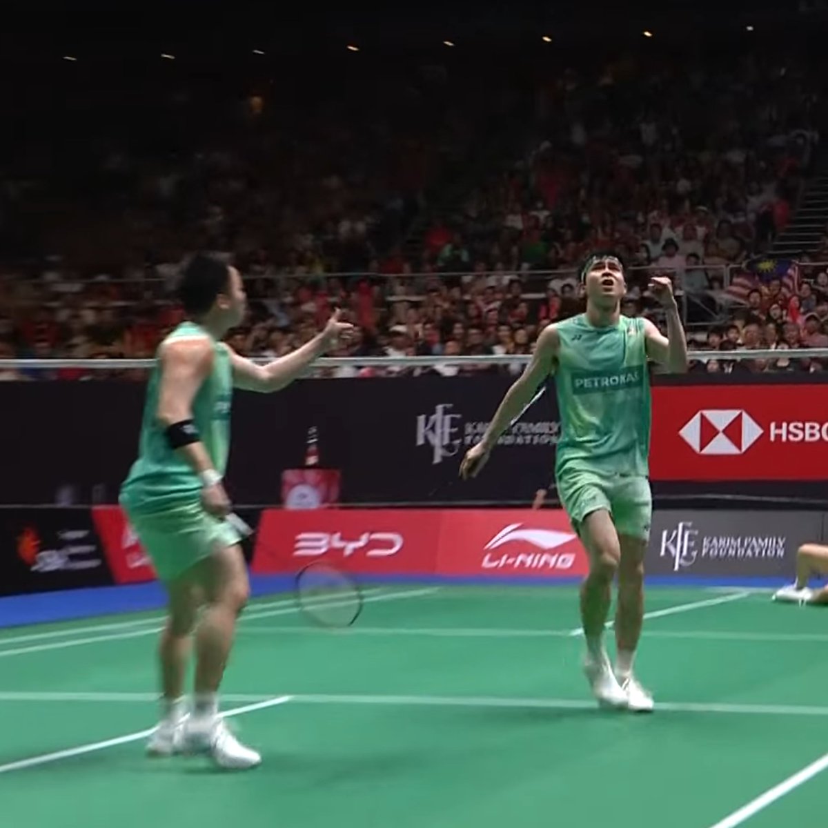 craigansibin's tweet photo. CHIASOH JUARA TERBUKA SINGAPURA 2025!!
17 tahun penantian ‼️

🇲🇾 Aaron Chia / Soh Wooi Yik [3] defeated 🇰🇷 Kim Won Ho / Seo Seung Jae [5]

15-21
21-18
21-19

Title ke-3 tahun ni! 

Tahniah @aaronchiatf24 @sohwooiyik !!

#BadmintonMalaysia #SingaporeOpen2025 #SingaporeOpenSuper750