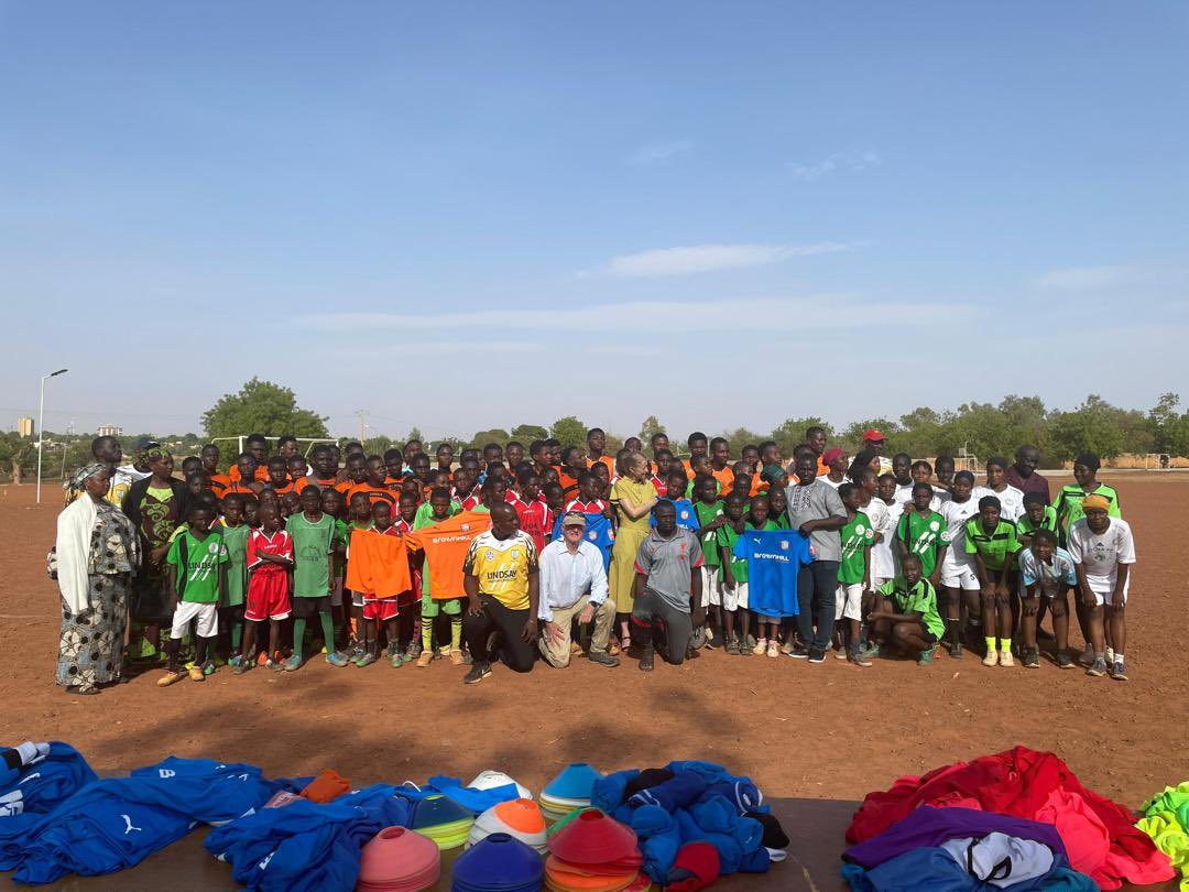 UK in Niger 🇬🇧🇳🇪 (@ukinniger) on Twitter photo ⚽️ Football meets diplomacy!
L’équipe de l’Ambassade a eu le plaisir de délivrer des équipements de football offerts par <a href="/beckenhamtownfc/">Beckenham Town FC</a> à l’académie des jeunes - Atcha Academie 🇬🇧🤝🇳🇪.
Soutenir la jeunesse nigérienne à travers le football !
#SportsDiplomacy #GoFarGoTogether ⚽️ Football meets diplomacy!
L’équipe de l’Ambassade a eu le plaisir de délivrer des équipements de football offerts par <a href="/beckenhamtownfc/">Beckenham Town FC</a> à l’académie des jeunes - Atcha Academie 🇬🇧🤝🇳🇪.
Soutenir la jeunesse nigérienne à travers le football !
#SportsDiplomacy #GoFarGoTogether