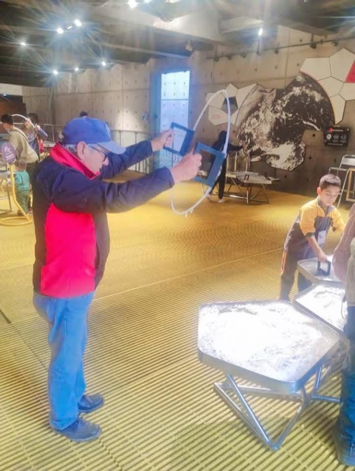 🚙Residentes del Condominio de Viviendas Tuteladas (CVT) de La Ligua y participantes del programa Vínculos, visitaron el Museo de Autos Antiguos de Quilicura y el Museo Interactivo Mirador (MIM) de Santiago 🙌🏻