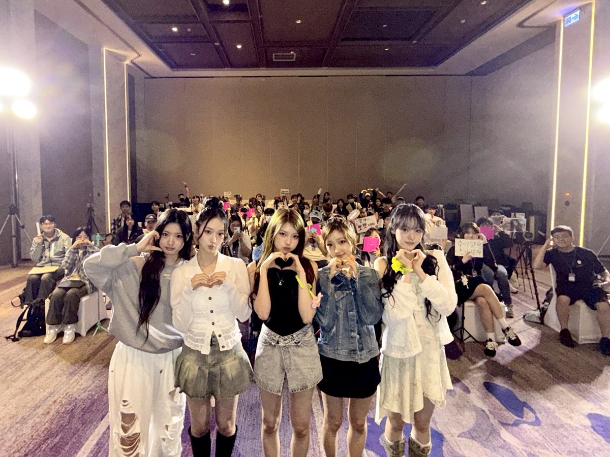 [📸] 
250601 KiiiKiii The 1st EP [UNCUT GEM] 발매 기념 사인회 in KAOHSIUNG

티키와 함께라면 언제나 행복해💗
우리 또 만나요 我爱你🤗🥰

#KiiiKiii #키키