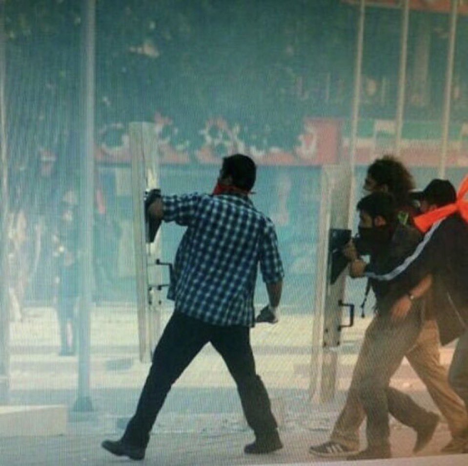 Gkomunleri5's tweet photo. Ethem Sarısülük, 12 yıl önce bugün Gezi Ayaklanmasında polis tarafından katledildi.

#EthemSarısülük yaşıyor! Gençliğin mücadelesi Ethem'in kalkanıdır, taşıdır. 

Sokakları kuşatıyoruz, faşist iktidardan ve katillerden hesabı biz soracağız! https://t.co/EokcLK8J95