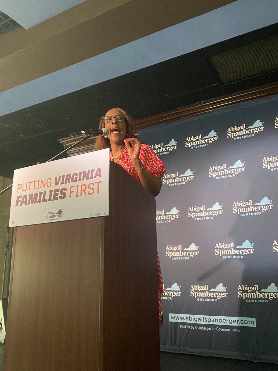 NadariusClarkVA's tweet photo. Attended the Democratic Leaders' Meet & Greet with our next Governor Abigail Spanberger in Norfolk! 💙 A great evening connecting with leaders and community members about the future of Virginia. #TeamSpanberger #VA84 #ForThePeople #DemocraticLeadership https://t.co/u3lW9PDrJA