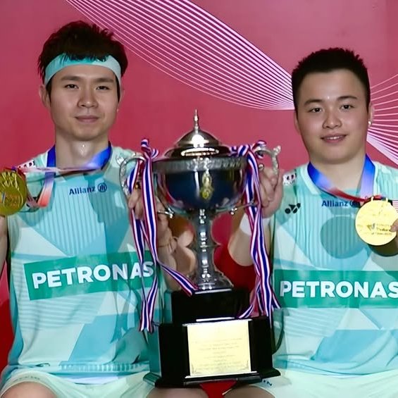 craigansibin's tweet photo. JUARA LAGIIIIII 🔥🔥🔥
CHIASOH SEALED THEIR 3RD TITLE OF THE YEAR ‼️

🥇🇸🇬Singapore Open 2025
🥈🇲🇾Malaysia Masters 2025
🥇🇹🇭Thailand Open 2025
🥇🇨🇳Badminton Asia Championships

Congrats @aaronchiatf24 and @sohwooiyik!!

#BadmintonMalaysia #SingaporeOpen2025 #SingaporeOpenSuper750