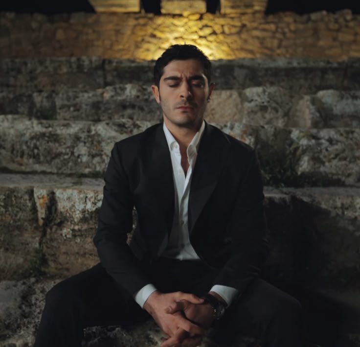 Llevo un año echando de menos fotos como éstas, ha sido un fallo no haber sacado más provecho de su imagen, sorry, tenía que decirlo 
Gracias a la chica que las ha subido 🫶🏻
#BurakDeniz BurakDeniz
Mahir Yılmaz 
#BirGeceMasalı