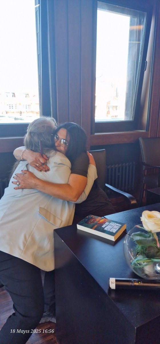 Ne yerdeyim ne gökte, her yerdeyim; ne ondanım ne bundan, haksızlığa uğrayan herkestenim. Arada dinlenmeye çekilirim sanılır ama değil, kadınlarla ve insan kalabilmiş erkeklerle dertleşiyorumdur; devam ediyordur gezilerim ve çalışmalarım. Aynı coğrafyada aynı sistemin faşizmine