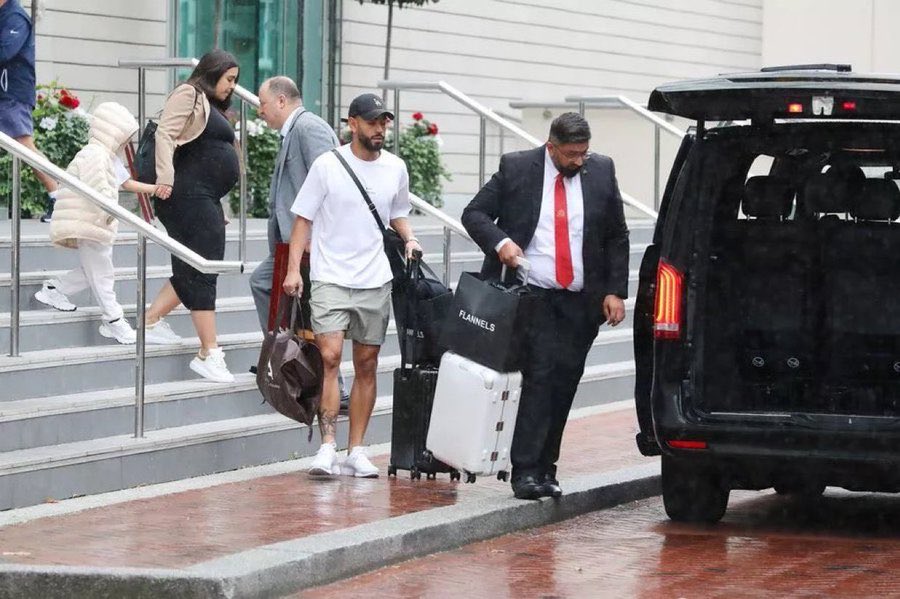 🚨📸 BREAKING: Matheus Cunha pictured outside the Lowry Hotel in Manchester this morning ahead of his transfer to Manchester United. #MUFC