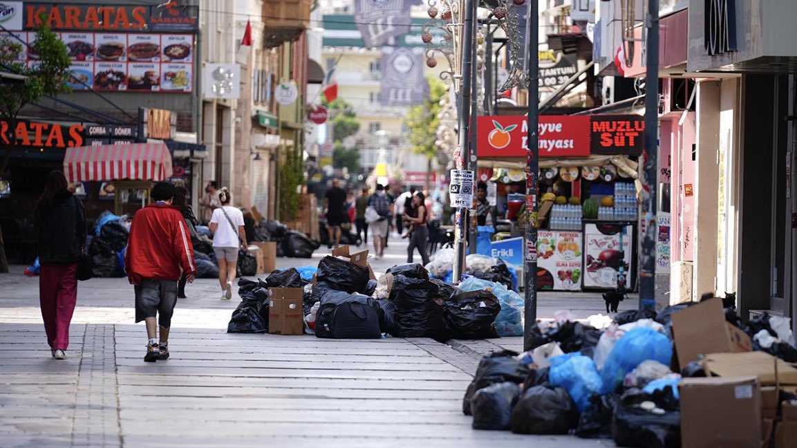 ajans_muhbir's tweet photo. İzmir'de grevin 4. gününde işçiler için 82 bin TL maaş isteyen DİSK Başkanı Memiş Sarı, çöplerin toplatılmasına engel oluyor.

Sarı, CHP’li belediyeyi maaşların 82 bin TL yapılmaması durumunda AKP’ye oy toplamakla tehdit ediyor. https://t.co/WMRXJmmIMO