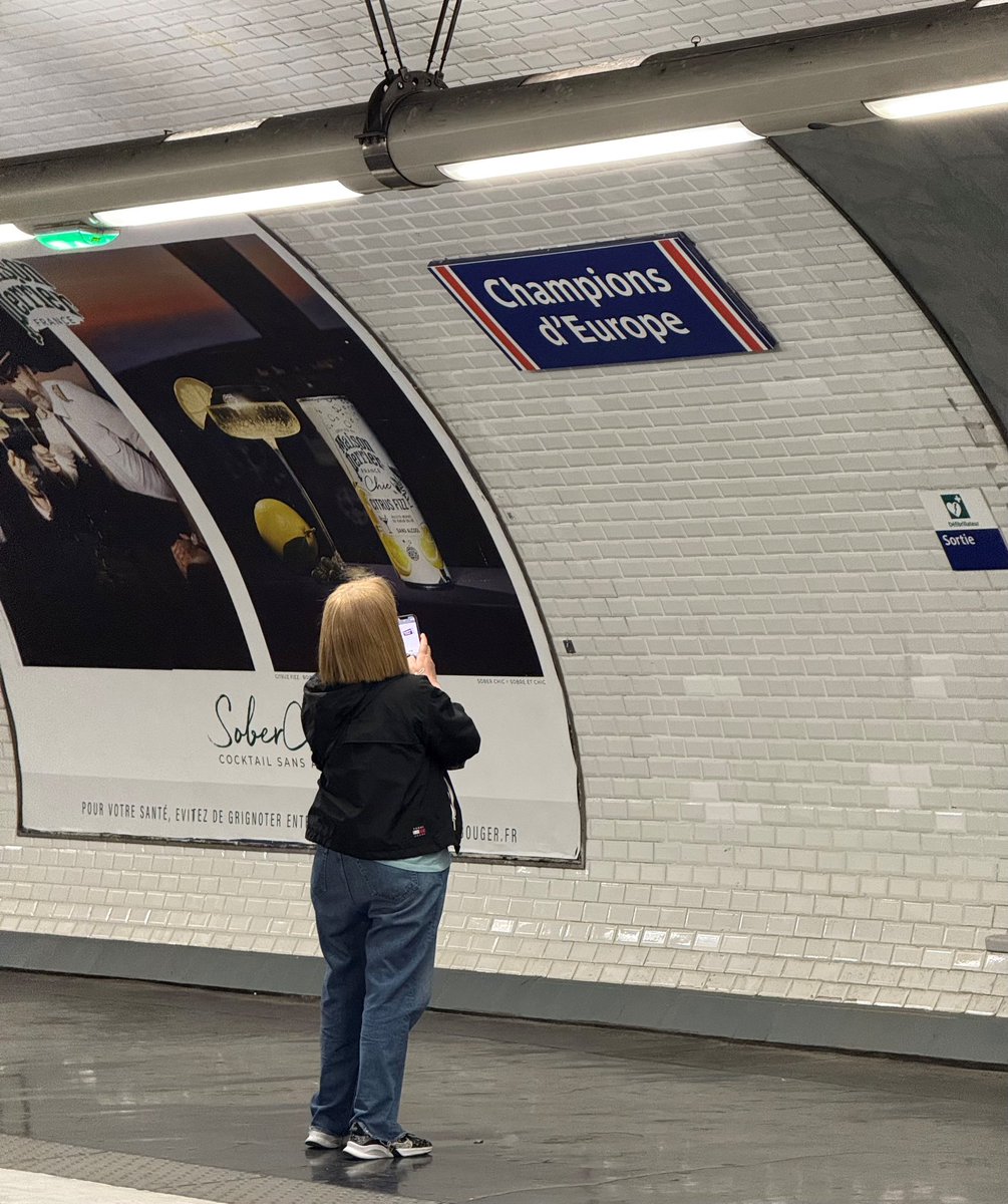 La station de métro "Europe" devient "Champions d’Europe" en hommage au PSG.