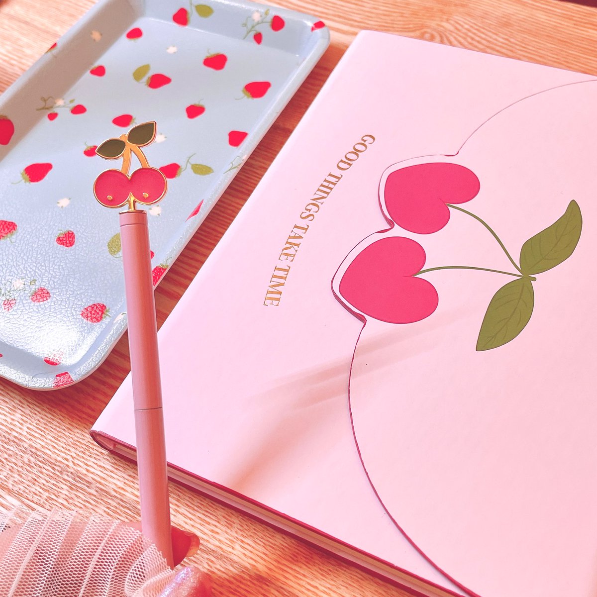 フライングタイガーで、さくらんぼ柄のノートとボールペン、苺柄のトレーを買いました🍓🍒 可愛すぎます✨