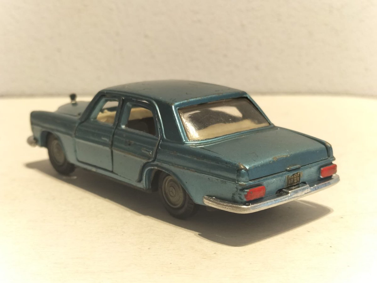Massimo ha trovato il Sacro Graal dei modellini: la Mercedes 250  Se Edil Toys 1:43! Non la copia Meboto, questa e’ quella prodotta in pochissimi esemplari prima della chiusura della casa. veramente introvabile! #tinycars #mercedes #ediltoys #obsoleti #obsolete #diecast #vintage