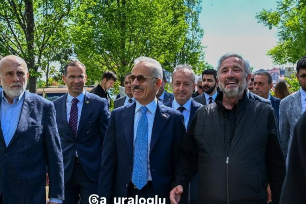 Ulaştırma ve Altyapı Bakanı Abdulkadir Uraloğlu'ndan Akfen'in patronu Hamdi Akın'a Terminal Kadıköy için 'hayırlı olsun' ziyareti

#gündem 

patronlardunyasi.com/ulastirma-ve-a…