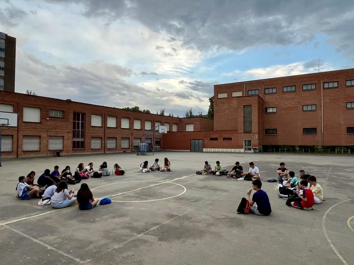 🌙 Una noche diferente, con mucho sentido. 
El viernes por la noche, un grupo de estudiantes de #ESO vivió una Cena Ignaciana muy especial: una experiencia que combinó juegos, dinámicas espirituales, reflexión y, por supuesto, una cena compartida. 🍽️🕯️
Más que una velada, fue una