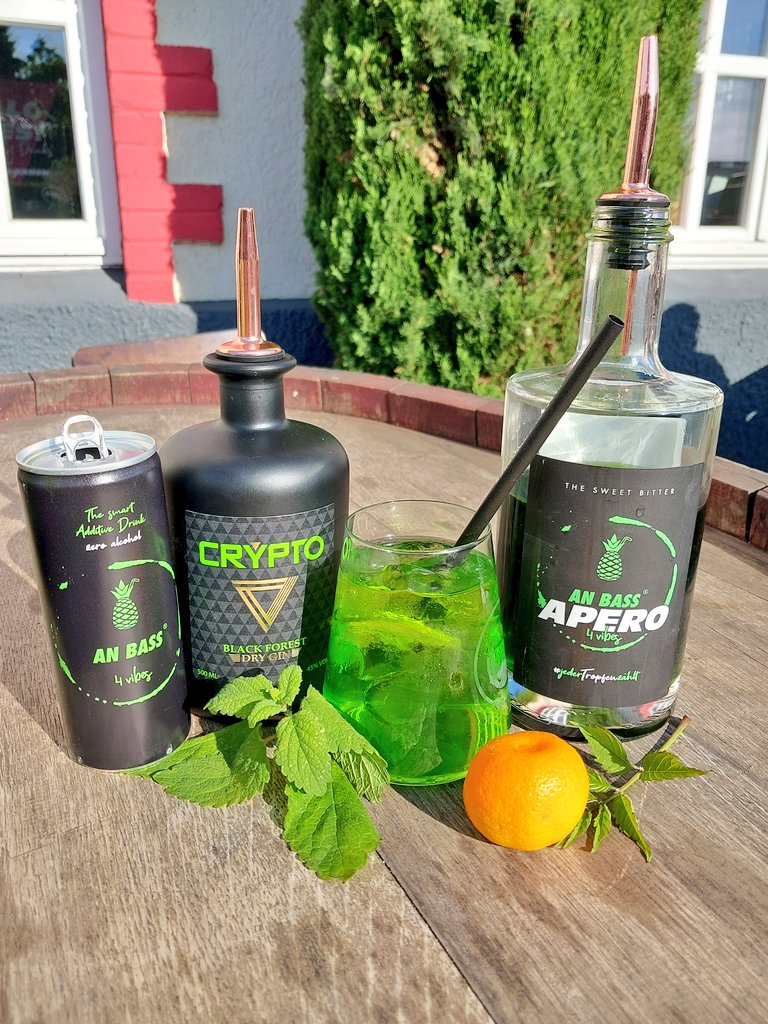 Enjoying our new favorite:
Crypto-Gin x An Bass. 
Cheers! 🍸

#Crypto #Gin #sundayvibes #Apero