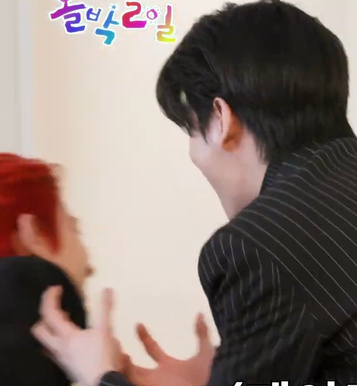 cherieyunie's tweet photo. jake scolding heeseung 😭😭😭😭😭😭😭😭😭😭 https://t.co/dE0DLzvajc