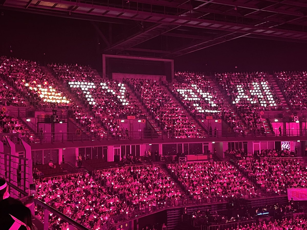 lotteworld_tae's tweet photo. 💕💕 #TAEYEON_TheTENSE_in_BANGKOK https://t.co/iOA2g7H6Du