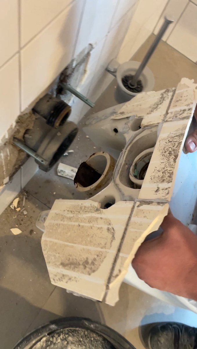 marcoschuth's tweet photo. „Noch schnell die Toilette wechseln“, haben die gesagt… 😅
Habt ihr sowas auch schon mal erlebt? 👀
Wie wir’s gelöst haben, seht ihr in den Kommentaren! 🔧🚽
#SHK #Sanitär #ToiletteTauschen #Handwerk #MontageFail #Badezimmer #Installateur #HeizungSanitärKlima #HandwerkerHumor https://t.co/UZ1DX8lBsb