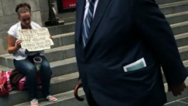 Es cierto que el verdadero valor de una persona está en su integridad moral. Pero sin condiciones materiales dignas para todos (educación, salud, recursos, etc), la moral seguirá siendo un placer intimista. Necesitamos sociedades justas, no solo gente buena.