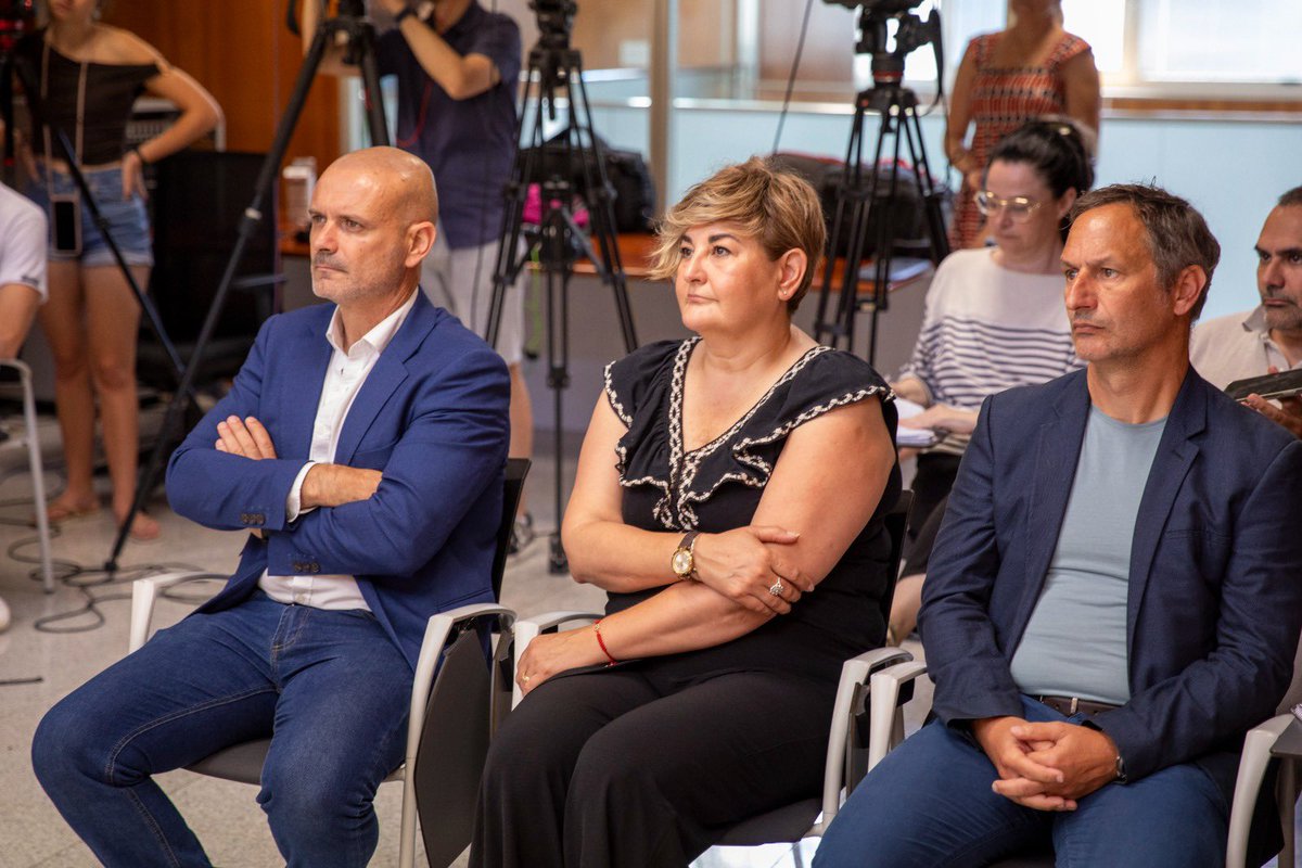 Vicente Roig (@roigtur) on Twitter photo 🚙 01/06/25, día histórico para el presente y futuro sostenible de la isla
🤝Acompañamos al presidente del Consell, <a href="/vmaritorres/">Vicente Marí Torres</a> y al DI de transporte <a href="/RoberAlgaba/">Roberto Algaba</a> en la Rueda de Prensa de la puesta en marcha de la Ley 5/2024, de control de la afluencia de vehículos en Eivissa 🚙 01/06/25, día histórico para el presente y futuro sostenible de la isla
🤝Acompañamos al presidente del Consell, <a href="/vmaritorres/">Vicente Marí Torres</a> y al DI de transporte <a href="/RoberAlgaba/">Roberto Algaba</a> en la Rueda de Prensa de la puesta en marcha de la Ley 5/2024, de control de la afluencia de vehículos en Eivissa