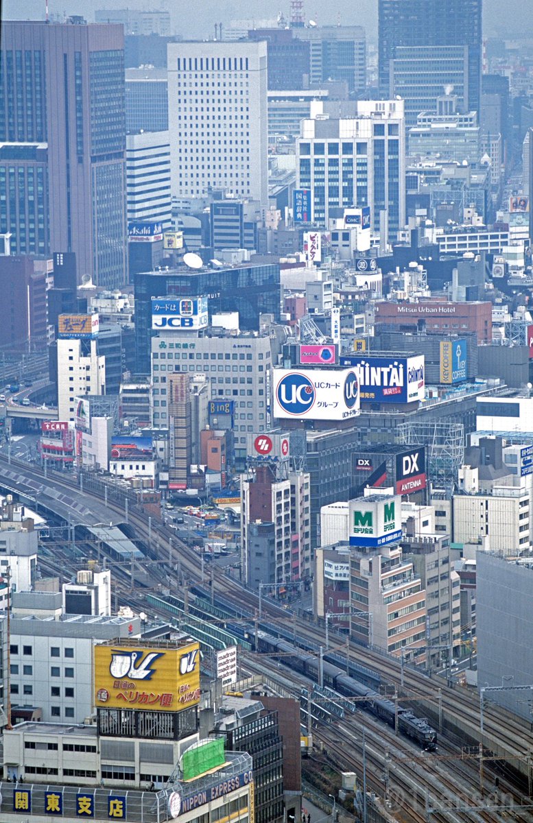 1bansen_'s tweet image. #ロクイチの日 #61号機の日
北鎌倉へのお召回送が東京駅に向かうシーンです。01年3月28日。浜松町の貿易センタービルから新橋方向を望んでます。新橋界隈のビルの広告塔を見ているだけでも懐かしい。2枚目はアップで切り取ってみました。61の前面には既に国旗がセット済であとは開くのみの状態。