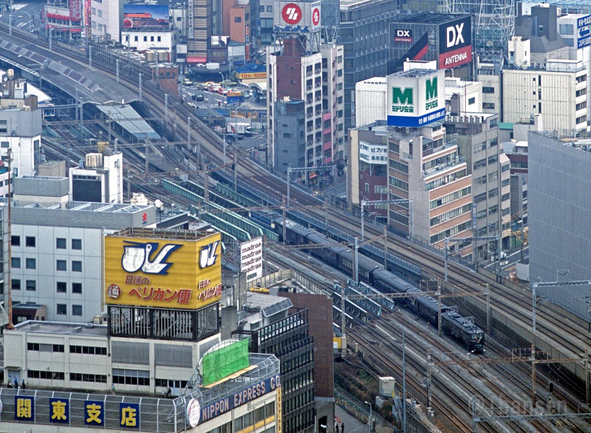 1bansen_'s tweet image. #ロクイチの日 #61号機の日
北鎌倉へのお召回送が東京駅に向かうシーンです。01年3月28日。浜松町の貿易センタービルから新橋方向を望んでます。新橋界隈のビルの広告塔を見ているだけでも懐かしい。2枚目はアップで切り取ってみました。61の前面には既に国旗がセット済であとは開くのみの状態。