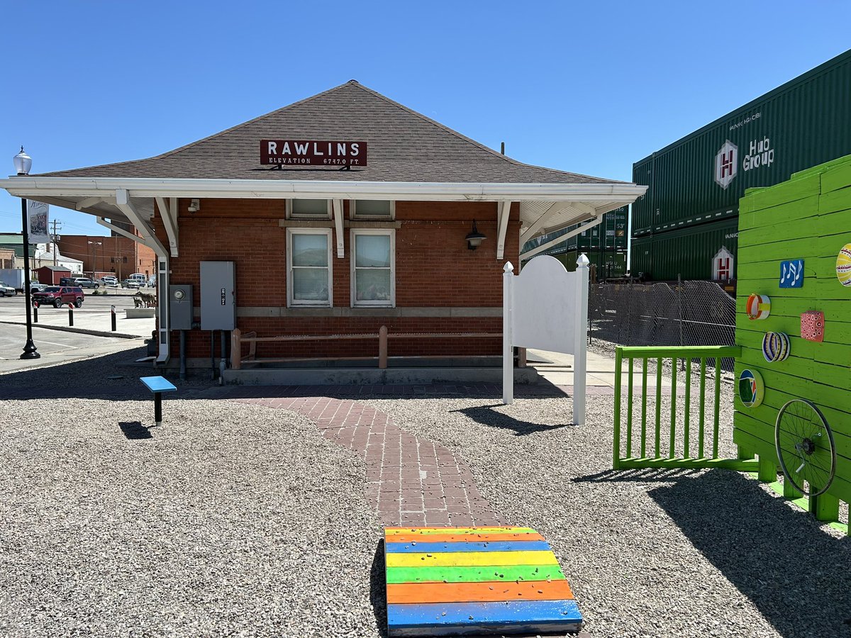 TWEProject's tweet photo. Rawlins, Wyoming: home of rails (@UnionPacific), hiking/biking/historic trails (@CDNST1), and windy gales - Elevation 6747. https://t.co/0CQymY15dw