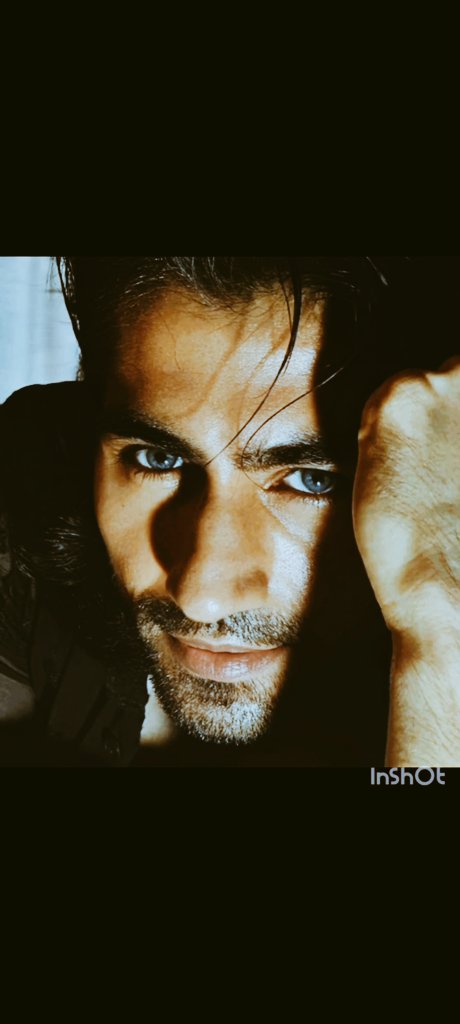Samundar se gehra
Aasman jisme ho tehra 
Har ek rang inme lehra
Dikhe neel,kabhi sunehra 
Nazron ka haseen sa pehra 
Ek paheli ban gaya yeh chehra...

As #HarshadChopda prepares for his next ckt #Rishabh to make its debut on June 16th
Expectations
Impatience
Curiosity soar high🤔